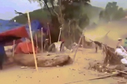 VIDEO: Người dân hô hoán nhau bỏ chạy khi lốc xoáy bất ngờ ập đến