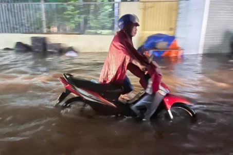 Trận mưa lớn kéo dài khiến nhiều tuyến phố ở Hà Nội 'hóa sông'