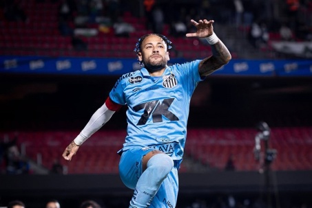 Neymar lập cú đúp giúp Santos thoát hiểm, xô xát đối phương gây tranh cãi