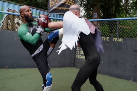 Huyền thoại UFC hạ võ sĩ youtuber bằng cú đá "tàn khốc"
