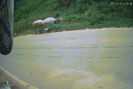 Video: Lật xe tải trên quốc lộ, chủ sạp hàng ven đường gặp nạn