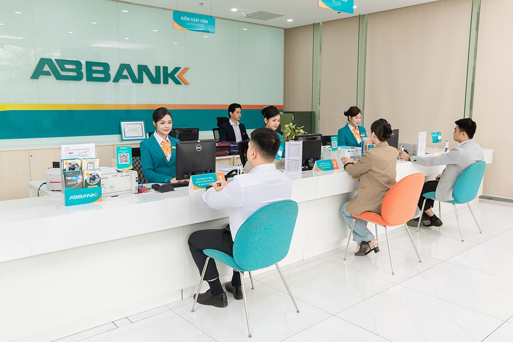 Lựa chọn phương châm "lấy khách hàng làm trọng tâm", ABBANK luôn chủ động đồng hành cùng khách hàng doanh nghiệp thông qua các gói tín dụng ưu đãi, lãi suất hấp dẫn, tài trợ thương mại… giúp doanh nghiệp xuất nhập khẩu kịp thời bổ sung nguồn vốn phục vụ công tác mở rộng, phát triển kinh doanh hiệu quả, bền vững.