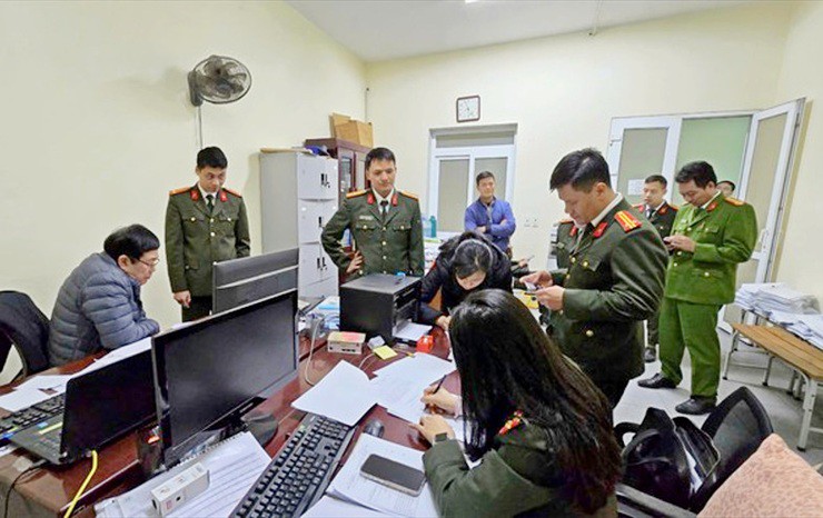 Lực lượng chứng năng kiểm tra tại Công ty TNHH Durian - Ảnh: Công an Hà Nội