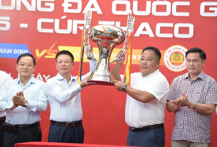 Chiếc Siêu cúp phiên bản đặc biệt được giới thiệu ở buổi lễ