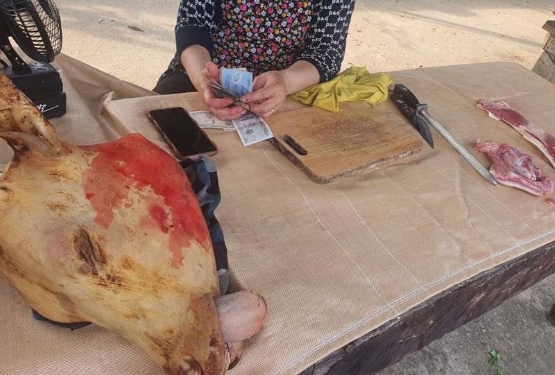 Nhiều người bán thịt bò, bê và các loại gia cầm khác "đắt như tôm tươi", hết hàng từ sớm, trong khi thịt lợn thì ế ẩm.