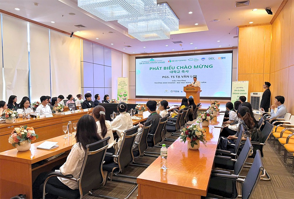 PGS.TS. Tạ Văn Lợi - Hiệu trưởng Trường Kinh doanh, Đại học Kinh tế Quốc dân chia sẻ tại buổi lễ