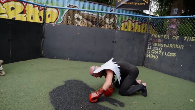 Youtuber Winged C gục xuống sau một pha đá của Johnson