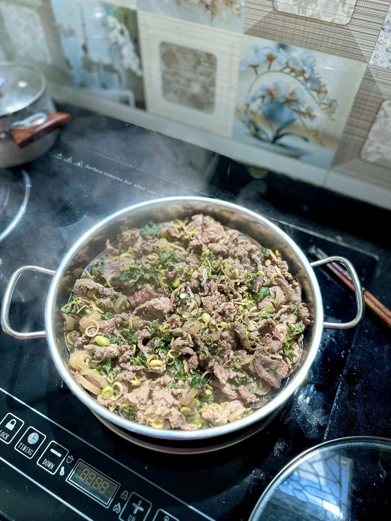 &nbsp;Món bê hấp tía tô làm không quá khó rất phù hợp để trở thành 1 món ăn hấp dẫn trong thực đơn đãi khách!