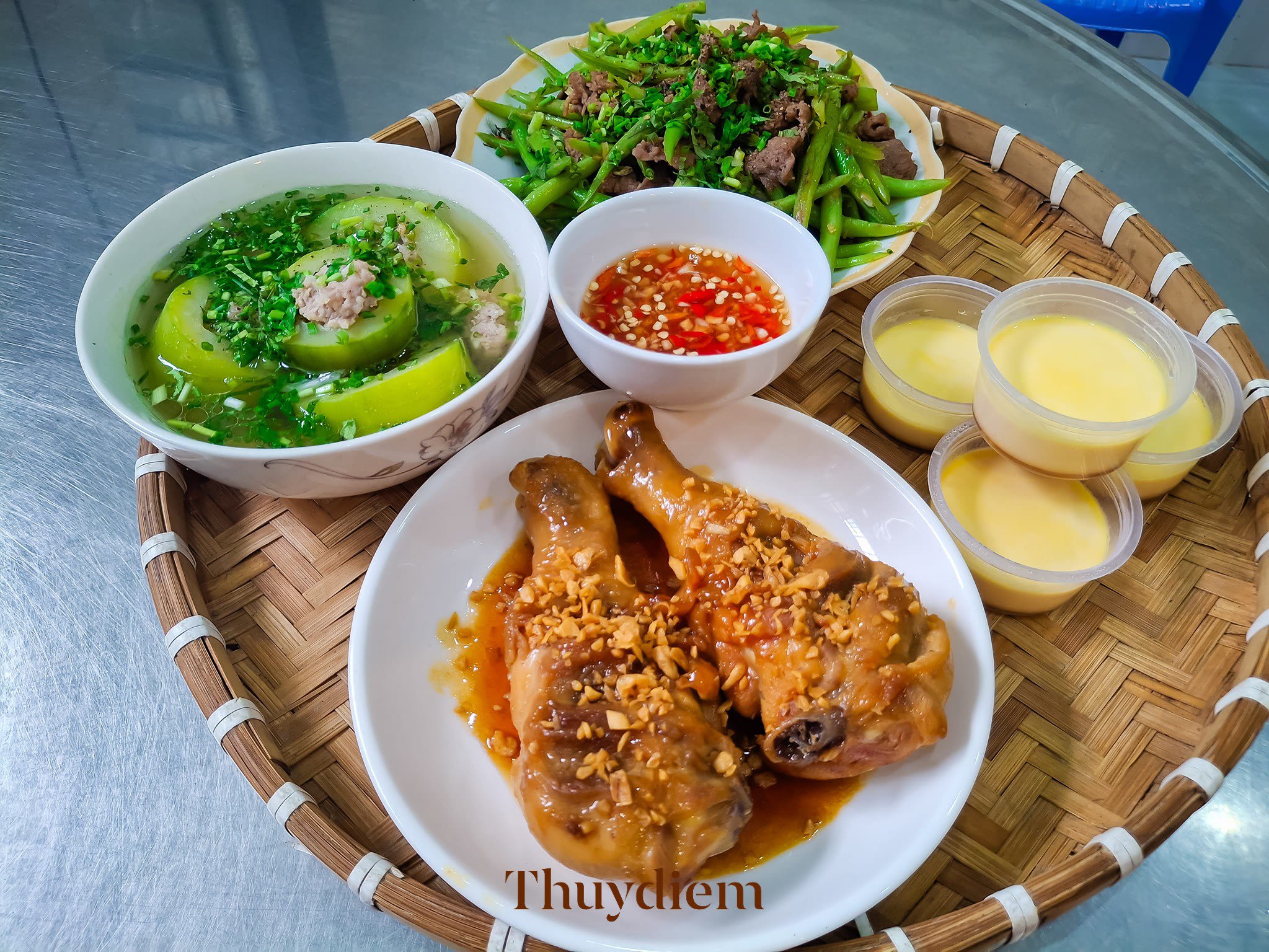 Gà chiên mắm - Đậu cô&nbsp;ve xào thịt bò - Canh bí nhồi thịt - Caramen
