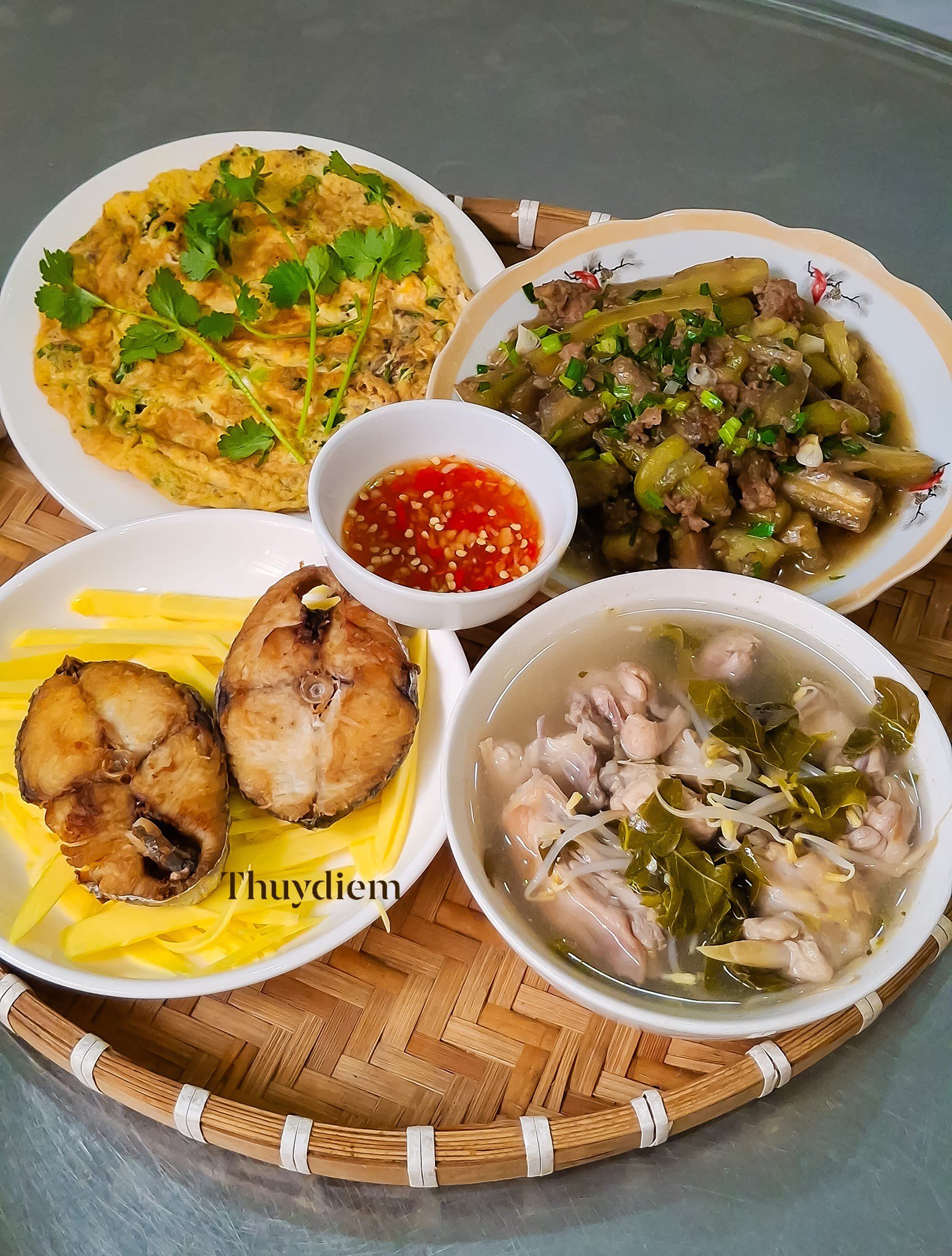 Cá thu chiên mắm - Trứng chiên - Cà&nbsp;tím xào thịt bằm - Canh gà lá giang