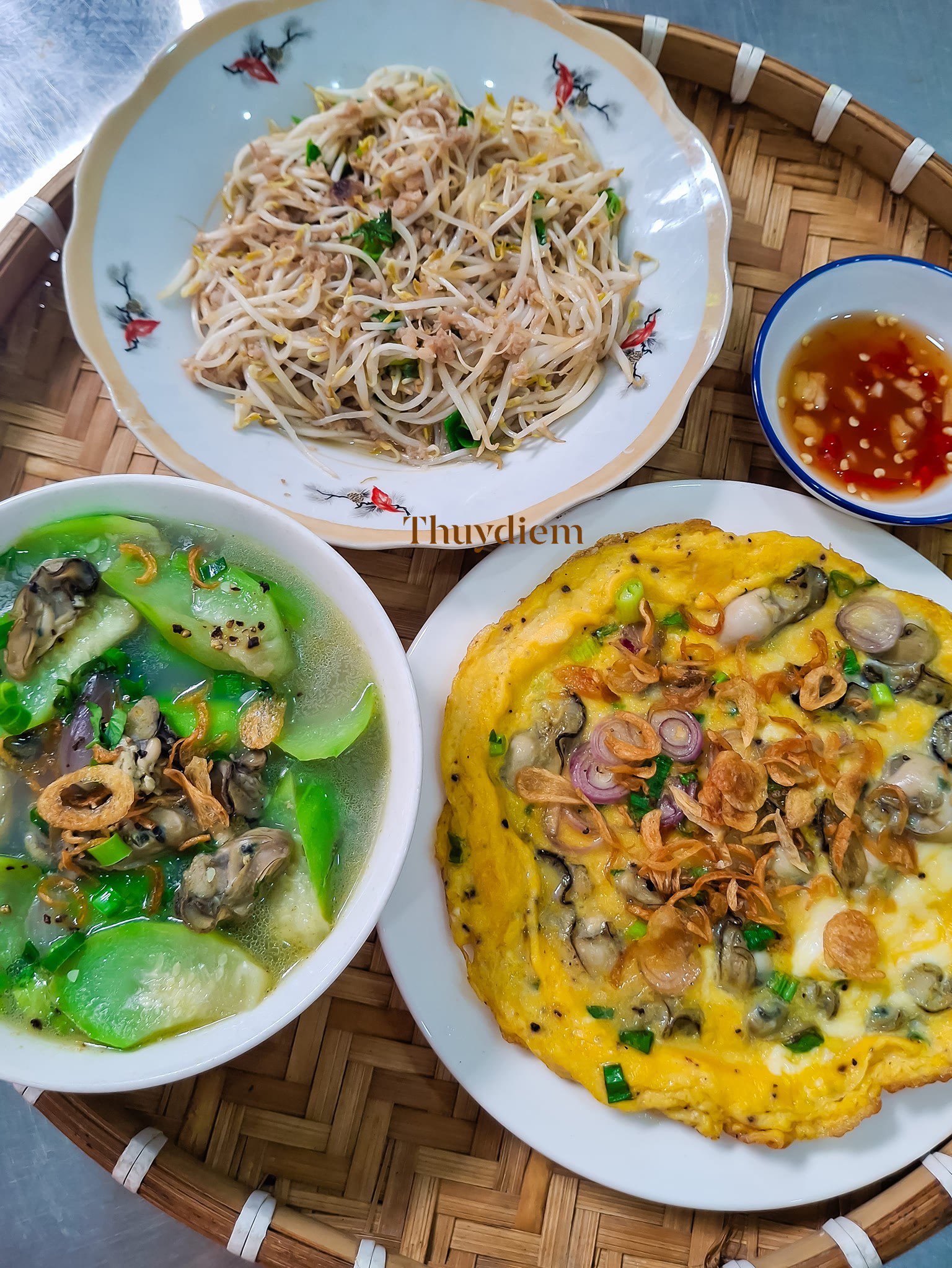 Hàu chiên trứng - Giá xào thịt bằm - Canh hàu nấu mướp
