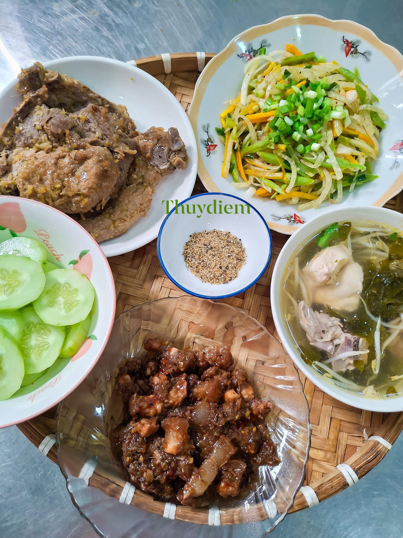Canh gà lá giang - Thịt ba rọi xào mắm ruốc - Sườn cốt lết&nbsp;ram nước dừa - Su hào, cà rốt, đậu ve xào - Dưa leo
