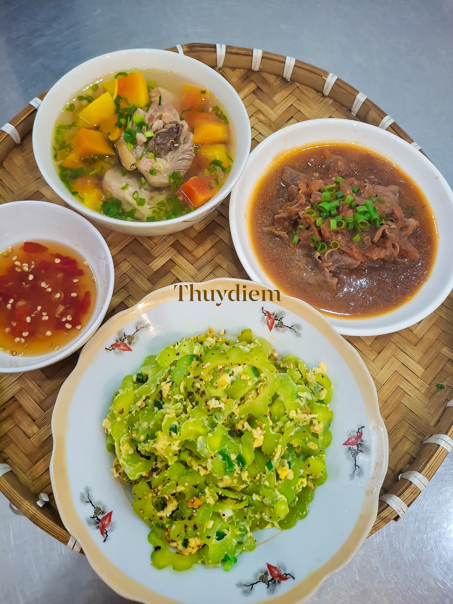 Thịt bò xốt cà chua - Khổ qua xào trứng - Canh gà - Đu đủ