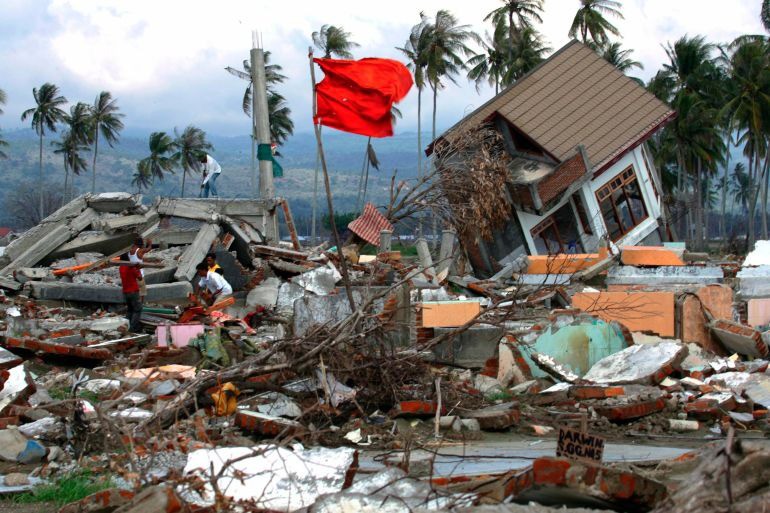 Đống đổ nát ở Indonesia sau thảm họa động đất, sóng thần năm 2004. Ảnh: Reuters