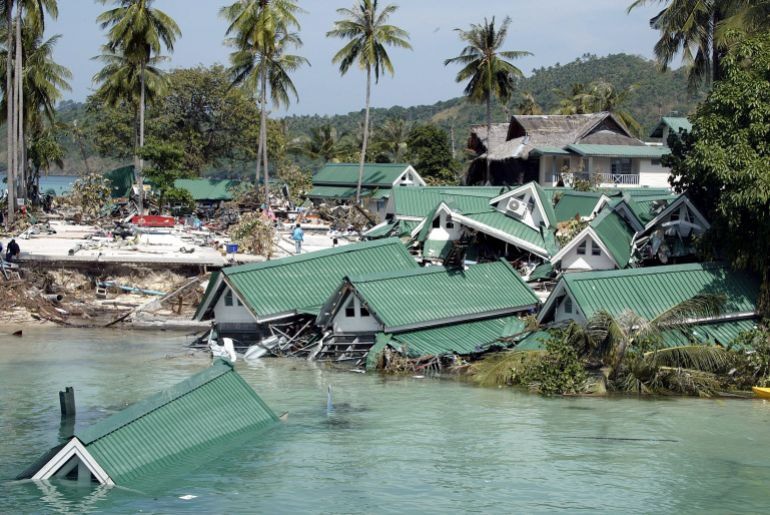 Sóng thần tàn phá bờ biển Thái Lan năm 2004. Ảnh: Reuters