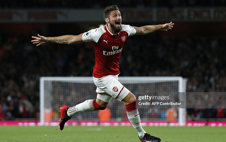 Giroud bật cao đánh đầu tung lưới Schmeichel ấn định chiến thắng nghẹt thở cho "Pháo thủ".