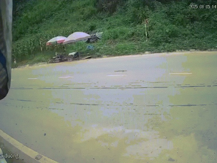 Video: Lật xe tải trên quốc lộ, chủ sạp hàng ven đường gặp nạn