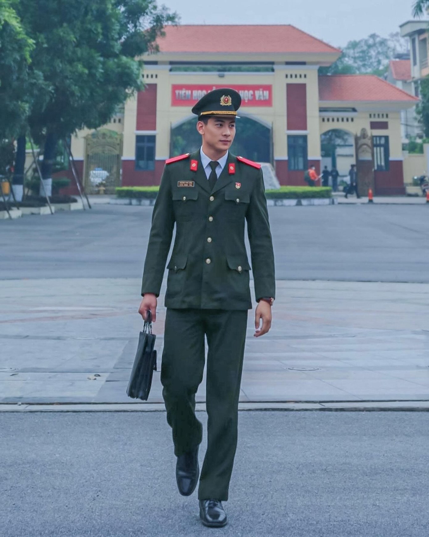 Nam cảnh vệ cao 1m85.