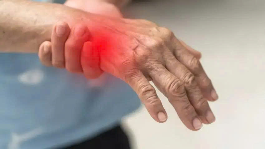 Cụ T nhập viện trong tình trạng yếu, liệt hai chi bất thường