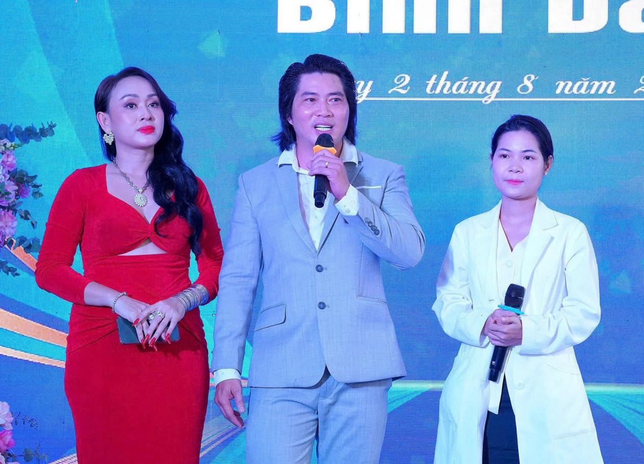 Doanh nhân Nguyễn Văn Bình phát biểu trong lễ khai trương CN2, Nha khoa Bình Dân.