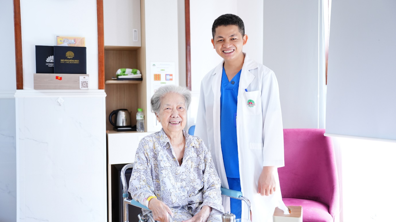 Cụ T tươi tỉnh, khỏe mạnh trong ngày xuất viện