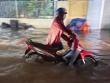 Trận mưa lớn kéo dài khiến nhiều tuyến phố ở Hà Nội 'hóa sông'
