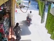 VIDEO: Nữ chủ quán bất lực đuổi theo người đàn ông vào quán "ôm" 3 két bia lên xe máy bỏ chạy