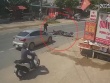 Clip: Hai xe máy đâm nhau như tên bắn, ôtô phanh gấp tránh tai nạn liên hoàn