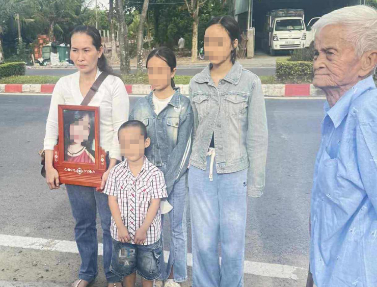 Bà Nguyễn Thị Hiền cùng gia đình đến làm việc tại Phòng Cảnh sát hình sự, Công an tỉnh Vĩnh Long chiều 5/8. Ảnh: Hoàng Anh