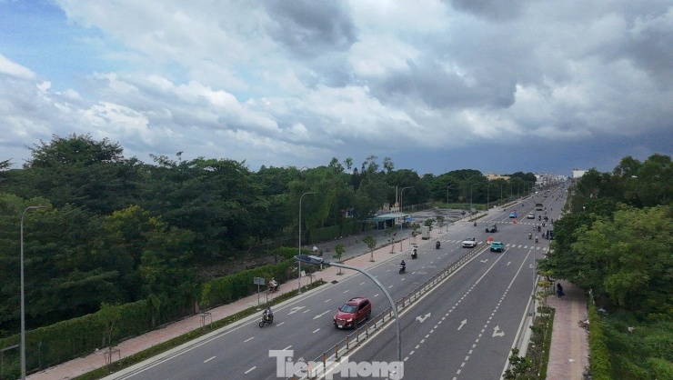 Đường Tân Kỳ Tân Quý - dài gần 2 km từ đường Bình Long đến Mã Lò (quận Bình Tân cũ) đã được mở rộng lên 6 làn xe. Ảnh: Hữu Huy