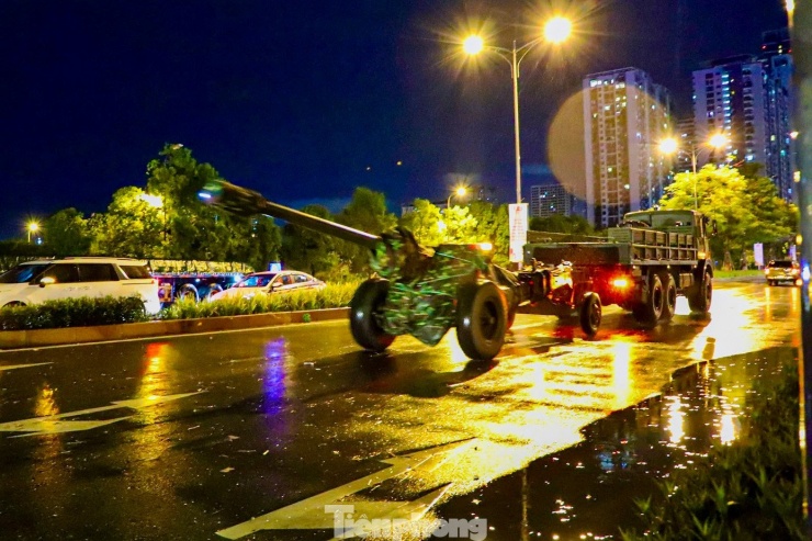 Xe pháo quân sự thực hành cơ động đêm về Quảng trường Ba Đình - 1