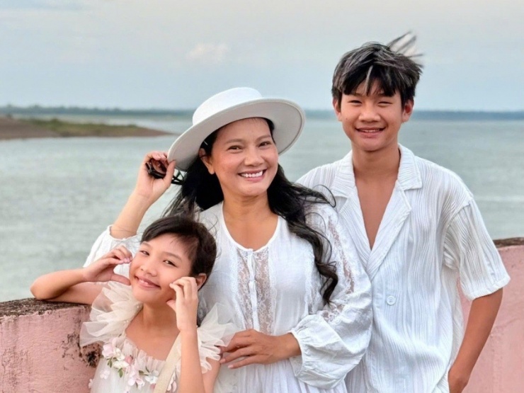 Kiều Trinh bên các con.