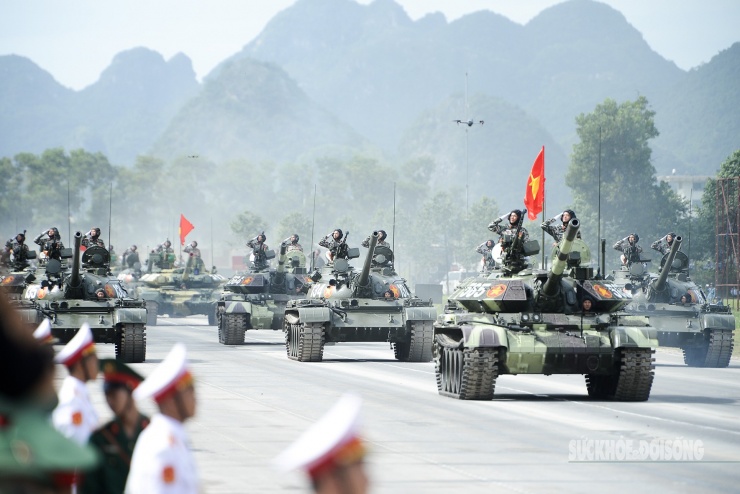 Các xe tăng T-54B, T-55 do Liên Xô (trước đây) sản xuất đã được nâng cấp, trang bị hệ thống pháo, súng máy phòng không uy lực, mạnh mẽ.