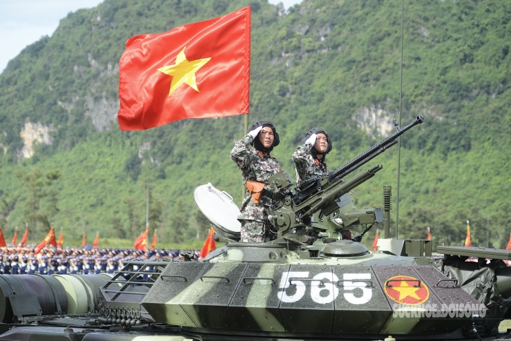 Xe tăng T-62, T-90S là một trong số những vũ khí tiêu biểu của Quân đội Nhân dân Việt Nam