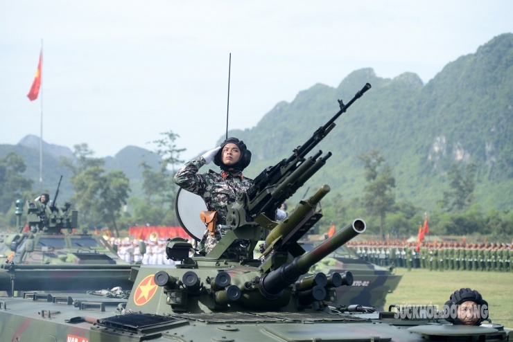 Xe chiến đấu bộ binh XCB-01 có tổng trọng lượng khoảng 15 tấn, dài 6.950mm, rộng 3.250mm, cao 2.140mm chưa kể độ nâng của pháo chính. Xe sử dụng cơ cấu bánh xích có tính việt dã cao với ê-kíp điều khiển gồm 3 thành viên (lái xe, pháo thủ và trưởng xe).