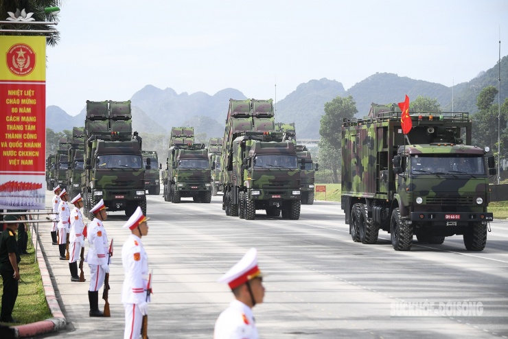 Hệ thống tên lửa Trường Sơn do Tập đoàn Công nghiệp - Viễn thông Quân đội (Viettel) nghiên cứu, sản xuất. Tổ hợp bao gồm xe chỉ huy chiến đấu, xe radar, xe bệ phóng...