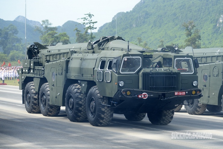 Tổ hợp tên lửa đạn đạo Scud-B với tên lửa đối đất R-17E.