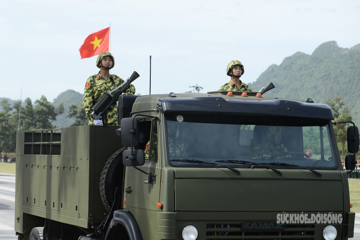 Khối xe của Binh chủng Phòng hoá.