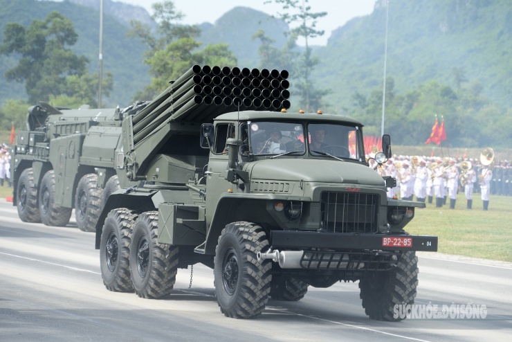 Tổ hợp pháo phản lực BM-21.