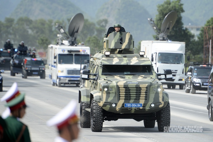 Ngoài ra còn có nhiều loại khí tài đặc chủng của lực lượng Công an Nhân dân, như: Xe tác chiến chống khủng bố của lực lượng Cảnh sát đặc nhiệm, xe trung tâm chỉ huy tác chiến cơ động, xe đặc chủng bọc thép chống đạn, xe đặc chủng tác chiến dưới nước của lực lượng Cảnh sát cơ động, xe đặc chủng hỗ trợ tác chiến đa năng, xe đặc chủng chống bạo loạn...