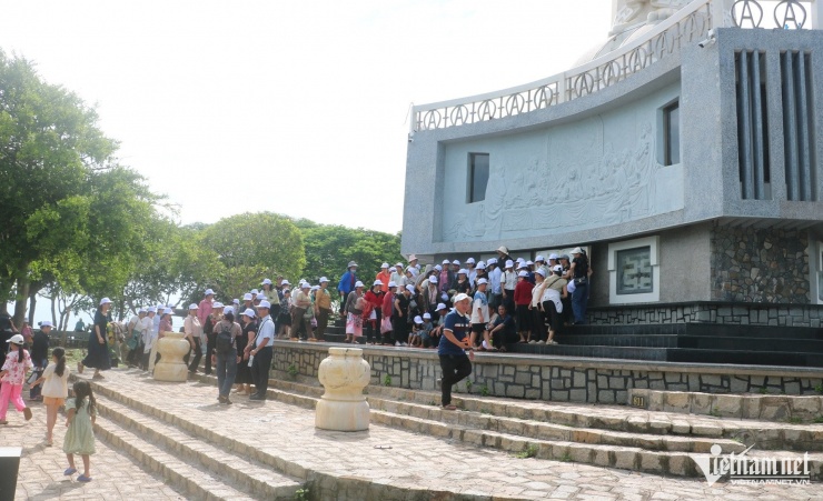 Tượng chúa lớn nhất Việt Nam, du khách chinh phục 800 bậc đá để được 'chạm tay' - 2