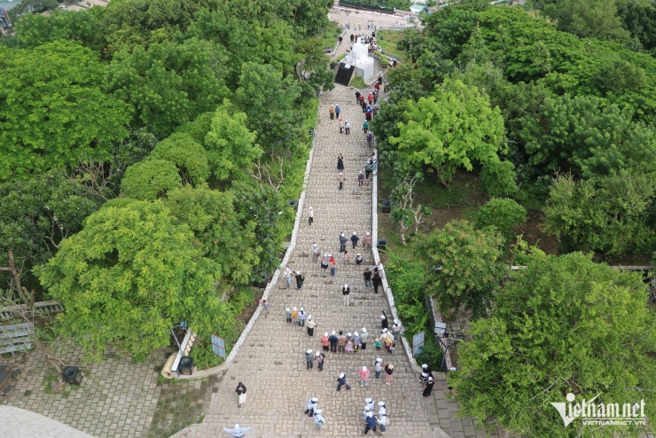 Tượng chúa lớn nhất Việt Nam, du khách chinh phục 800 bậc đá để được 'chạm tay' - 9