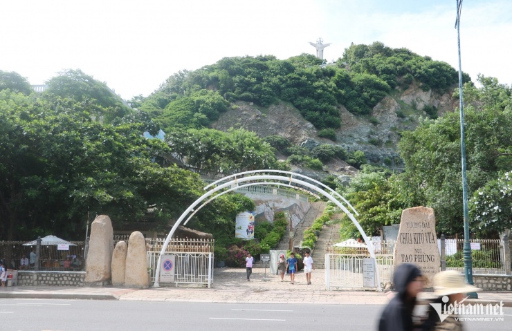 Tượng chúa lớn nhất Việt Nam, du khách chinh phục 800 bậc đá để được 'chạm tay' - 10