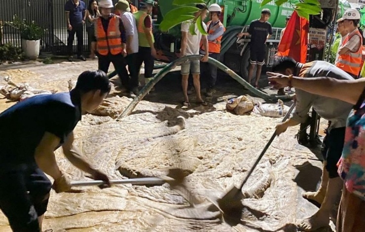 Hiện trường phun bùn lỏng lên ngõ Núi Trúc vào rạng sáng 6/8.