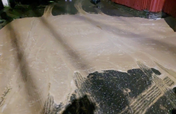 Sự việc chất lỏng phun lên ngõ Núi Trúc và chảy trên mặt đường.