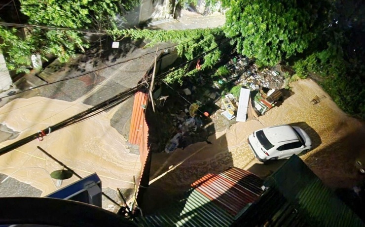 Khu vực xuất hiện vụ việc là trong 1 khu đất số 89A ngõ Núi Trúc (phố Giang Văn Minh) sau đó tràn ra đường.