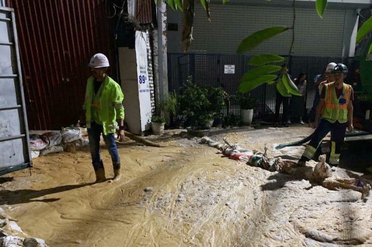 Đến 3h sáng, lực lượng chức năng có mặt đã dùng bao tải cát đắp bờ bao, huy động máy móc đến hút các lớp bùn lỏng đi, giảm nguy cơ tràn lan rộng.