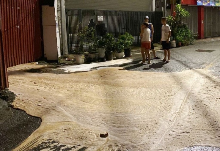 Bùn lỏng lại phun trào trên phố tại dự án metro Hà Nội - 4