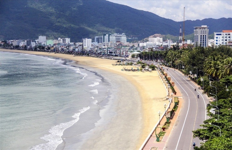 Đi dạo trên bờ biển Xuân Diệu. Ảnh N.V