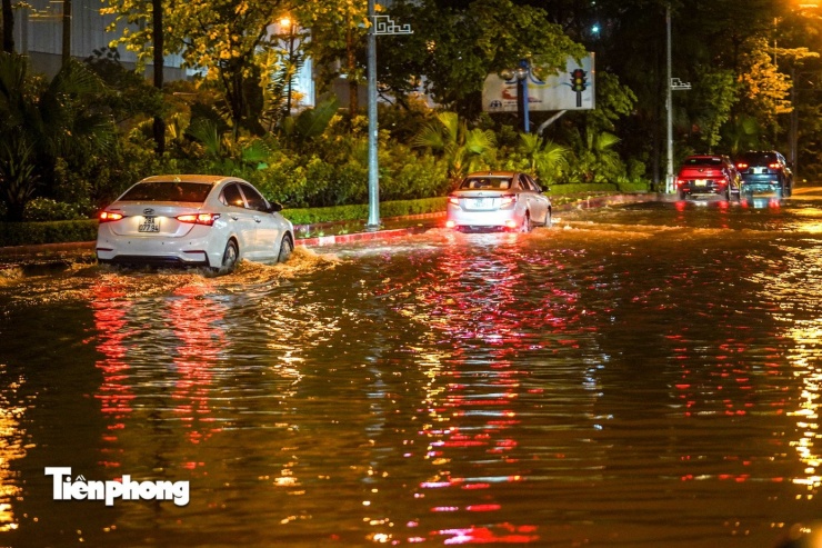 Hà Nội: Đường Võ Chí Công ngập từ đêm đến sáng, giao thông ùn tắc kéo dài - 1
